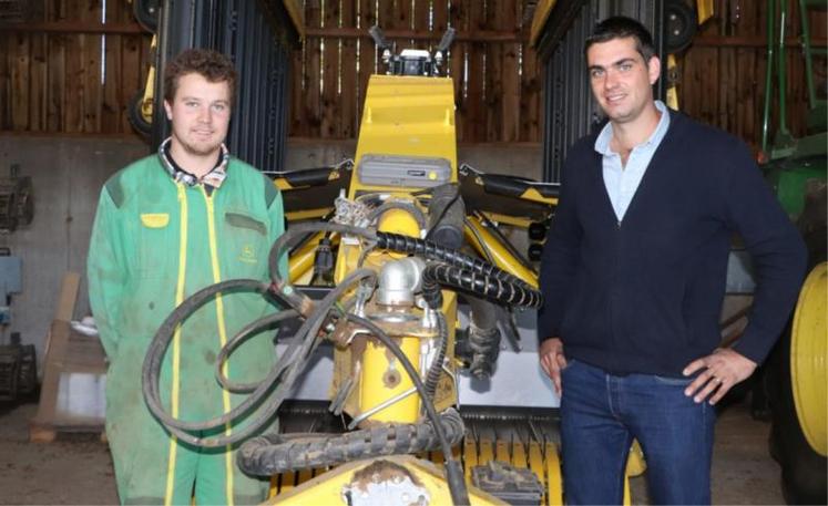 Arthur Divay, salarié chauffeur et Florian Lottin patron de l'ETA Lottin, à Villedieu-lès-Bailleul dans l'Orne, autour de l'andaineur à tapis ROC RT 870.