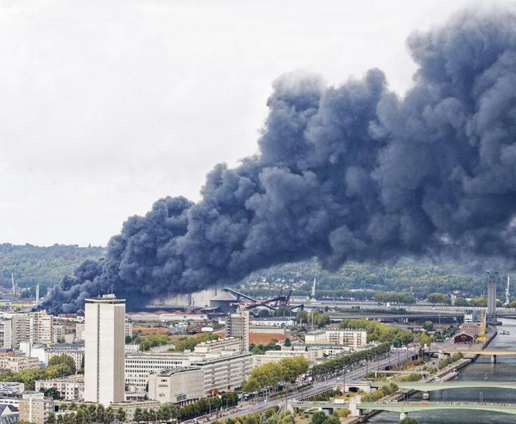 Incendie au sein de l’entreprise Lubrizol (entreprise
classée SEVESO seuil haut), quai de France à Rouen,
le 26 septembre 2019.