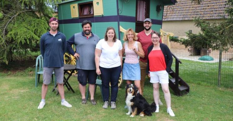 L’équipe de choc du jour, avec (de gauche à droite) : Denis
Phiquepron, Pierre-André Browaeys, Nadège Petit, Marion
Roulleau, Paul-Henry Langlois et Carine Bonnard – en prime, Lady,
la chienne de la ferme.