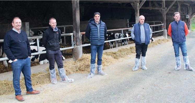 Jean-Michel Leroy et François Capelle (éleveurs
de génisses), Thierry Hulmer (président de Littoral Normand), Jean-Michel Cuminet (vétérinaire-conseil et référent génisses Littoral Normand), Benoît Colombel (responsable de projets Littoral Normand).