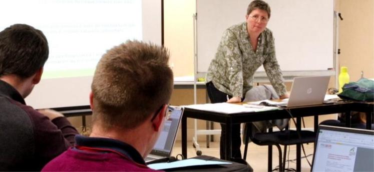 Nathalie Mulet, conseillère agronomie des Chambres d'agriculture de Normandie en formation collective CSP.