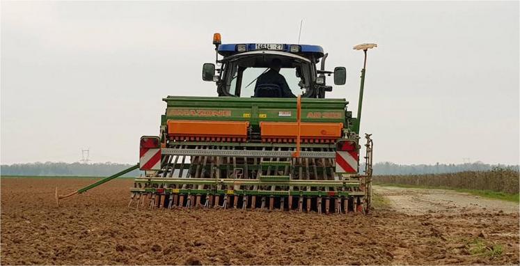 Le travail continue dans les champs, la météo de ces
derniers jours le permet…