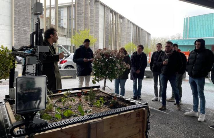 La solution d'irrigation automatique Aliaterra a retenu l'attention des participants au forum des nouvelles technologies agricoles, vendredi 14 avril à Caen.