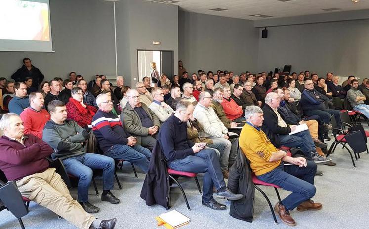 Plus d’une centaine d’agriculteurs sont venus s’informer
sur le sujet des zones de non-traitement (ZNT) lors de la réunion organisée à Guichainville conjointement par la chambre d’agriculture de l’Eure et la FNSEA 27.