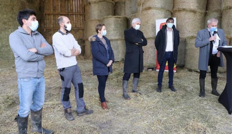 A Perche-en-Nocé, lancement de la politique régionale 2021-2022. De gauche à droite :
Sylvain Duret et Sébastien Angot les éleveurs ; Clotilde Eudier, vice-présidente de la Région Normandie
chargée de l’agriculture ; Hervé Morin, président de la Région Normandie ; Sébastien Windsor,
président de la Cran ; Jean-Louis Belloche, président de la Chambre d’agriculture de l’Orne