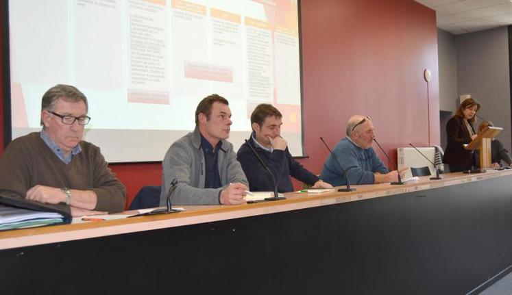 Guy Jacob, Gilles Lievens, Fabrice Moulard et Eric Chanu
ont débattu avec une salle pleine.