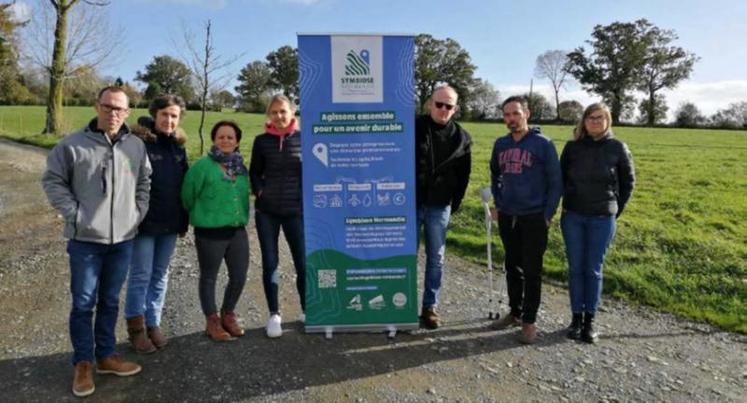 Les acteurs impliqués dans le PSE Bocage St-Lois réunis pour lancer la commercialisation avec Symbiose Normandie. De gauche à droite : Stéphane PESTEL (Conseiller Bocage à la CA de Normandie), Catherine Brunel (animatrice « Agri Terroir Tessy », Morgane BARBIER (GAEC TROISMONTS), Coralie DESLANDES (GAEC LA FERME DESLANDES), Mickaël BARBIER (EARL de la Pomme d'Or), Samuel RICHARD et Céline HERVE (Chargée de mission énergie au Conseil départemental de la Manche)