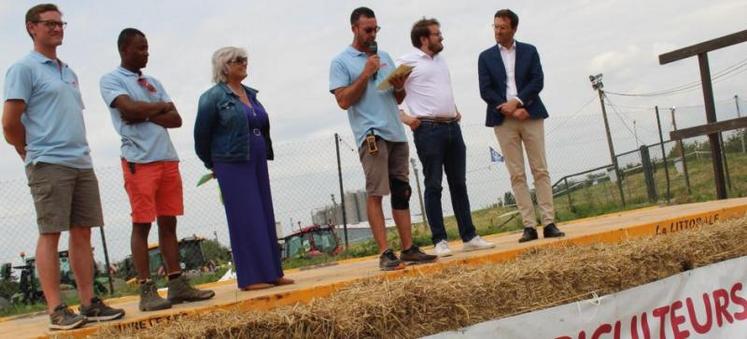 « Communiquer pour effacer tous les clichés et dialoguer sans tabous ! » C’est ainsi qu’a eu lieu le Festival, inauguré par Victor Delavoipière, président des JA27 ; Christophe Chopin et Denis Phiquepron, co-présidents ; ainsi que les élus : Marie-Lyne Vagner, maire de Bernay ;
Alexandre Rassaërt président du département de l’Eure et Simon Babre, préfet de l’Eure