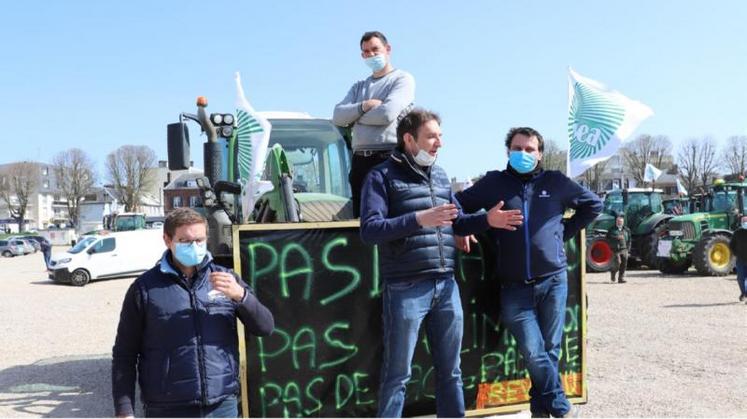 De gauche à droite : Christophe Chopin (secrétaire général des JA 27),  Fabrice Moulard (président de la FNSEA 27, Amaury Levesque (secrétaire général de la FNSEA 27. Debout Damien Bois : co-président JA 27)