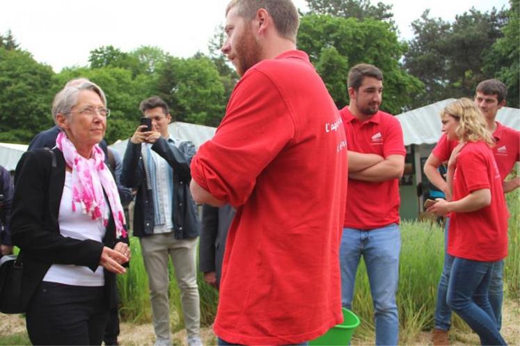 Elisabeth Borne était de passage ce dimanche à Boeuf en Fête à Maltot (14).Elle s’est entretenue avec les Jeunes Agriculteurs.