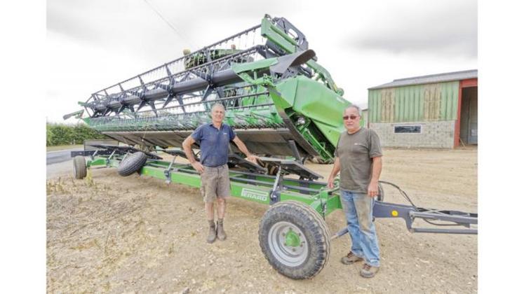 Philippe et Bruno Malon ont équipé leur moissonneuse-
batteuse pour éviter les étincelles