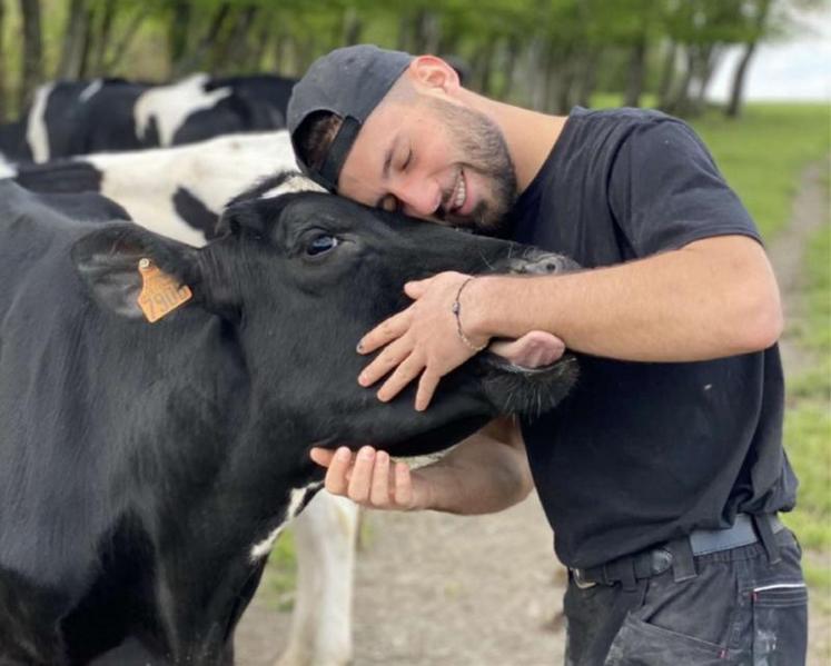 Jérôme Albert : « j’aurais dû implanter ces prairies multi-espèces et miser sur le pâturage plus tôt. L’herbe est une véritable ressource souvent sous valorisée. Le rapport avec le troupeau est plus concret, les animaux sont plus dociles ».