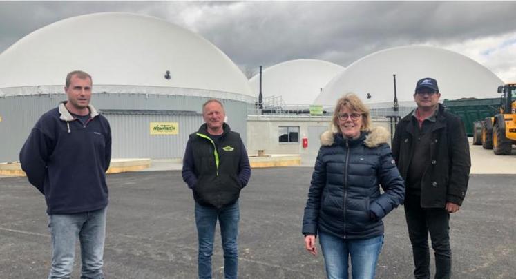 Aymeric Bahier et Jean-Yves Hamel du Gaec Martin-Hamel et Bruno et Nicole Legeard du Gaec Legeard ont investi dans une unité de méthanisation afin d'injecter du gaz vert dans le réseau GRDF.