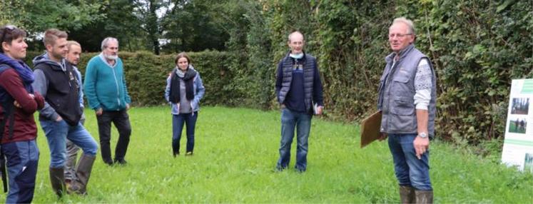 A Contrières (50), Pascal Lecaudey reçoit une vingtaine de participants aux Journées d'échanges techniques haies bocagères, organisées par l'Office français de la biodiversité (OFB), jeudi 7 octobre.