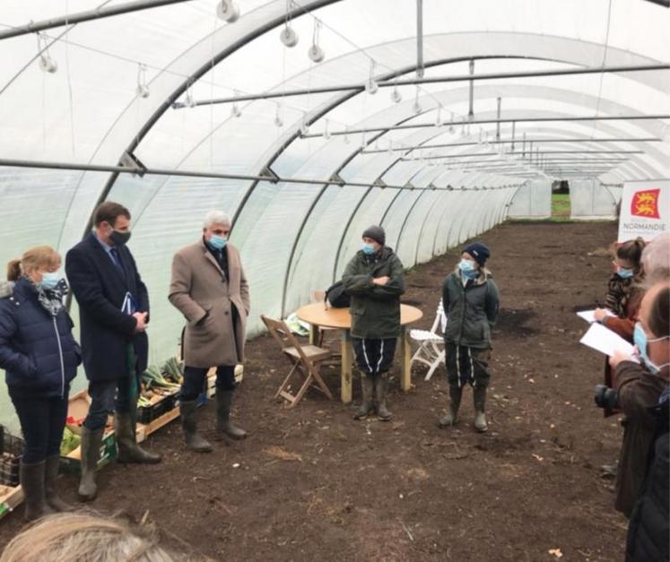 Edouard Douville et sa femme Muriel, privilégient la vente en circuits courts. Ils proposent aux consommateurs de venir cueillir directement sur la parcelle ou préparent des paniers prêts à emporter.