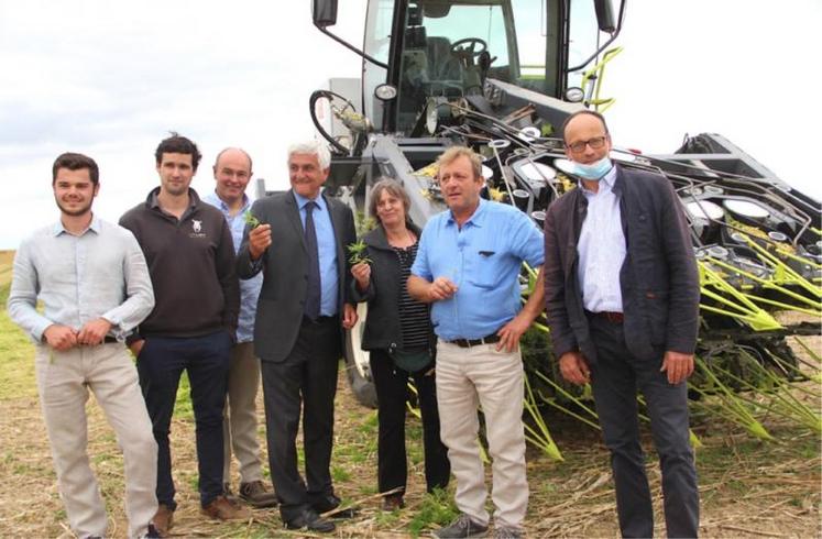 Hugo Ozenne (apprenti à la coopérative lin du nord de Caen et chauffeur officiel de la machine), Niels Baert (son concepteur belge), Marc Vandecandelaere (président de la coopérative de Villons-les-Buissons-14), Hervé Morin (président de la Région Normandie), Nathalie Revol (association Lin et Chanvre Bio), Henri Pomikal (vice-président de la coopérative) et Xavier Hay (président de la FDSEA 14 et représentant de la Chambre d’agriculture).