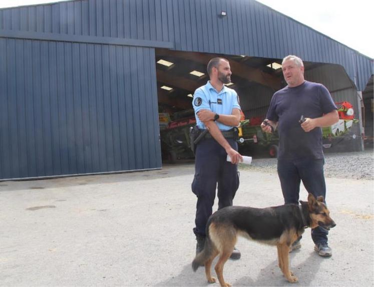 L’adjudant Aurélien Veyer (correspondant sûreté à la communauté de brigades de Tilly-sur-Seulles-14) et Olivier Belliard (entrepreneur de travaux agricoles). Une heure de tour de hangar suffit à poser les bases d’une prévention renforcée.