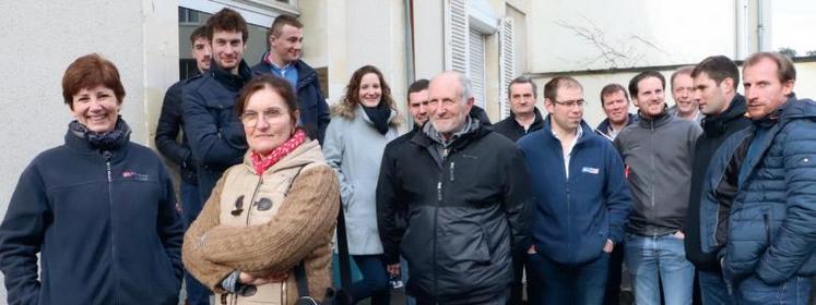 Devant l’Inao, une quinzaine de producteurs a répondu à l’appel de la FRSEA et de JA Normandie, pour « montrer que les producteurs soutiennent ce projet », indique Laurence Sellos, présidente de la chambre d’agriculture de Seine-Maritime et de la commission élevage à la Cran (au premier plan à gauche).