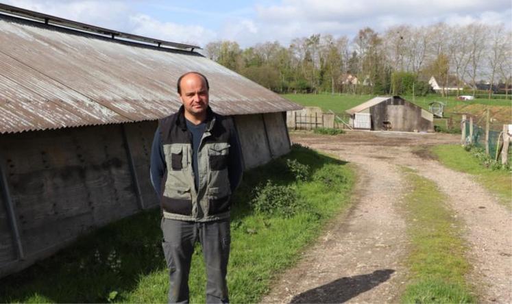 3 000 volailles ont été abattues mardi 7 mars à la ferme de la Couterie, à Beuzeville dans l'Eure. Ludovic Maquaire témoigne.