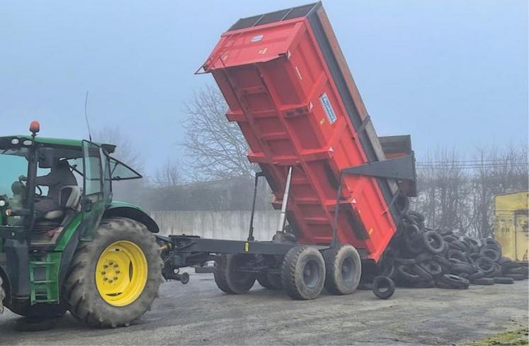 Depuis le 18 août 2015, l’utilisation des pneumatiques par les agriculteurs n’est plus considérée comme une valorisation des déchets. Les stocks de pneus non utilisés dans les exploitations deviennent une vraie contrainte pour les agriculteurs, devant assumer leur élimination coûteuse, et une nuisance environnementale.