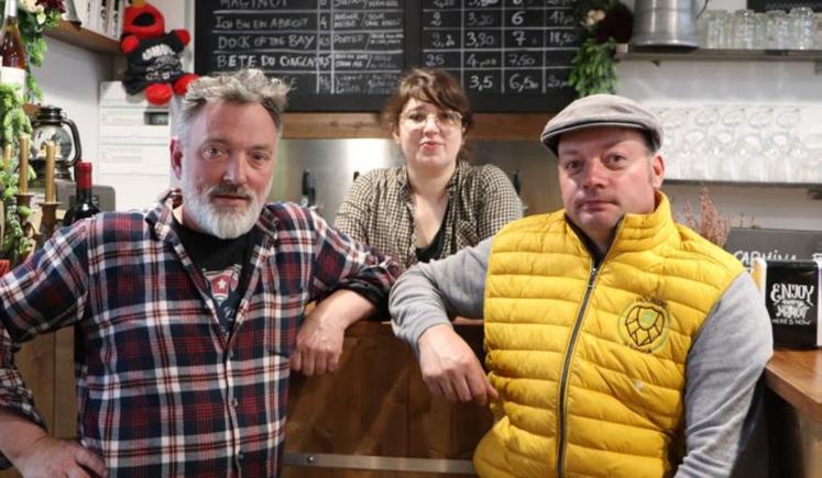 Max Boulland, brasseur, et Alisson Duvey, co-gérante de la
brasserie Le Coupe gorge à Saint-Laurent-de-Condel, travaillent
avec David Bernay (à droite).