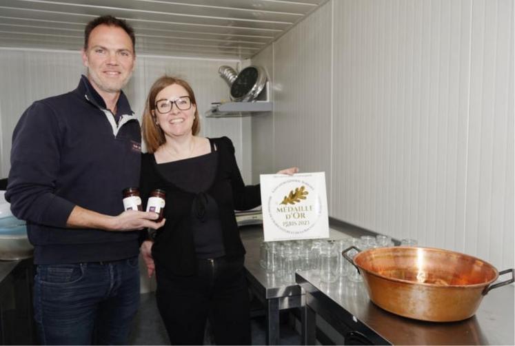 Cyril et Anne Cornille fêtent les dix ans de la production de confitures
avec une médaille d'Or.