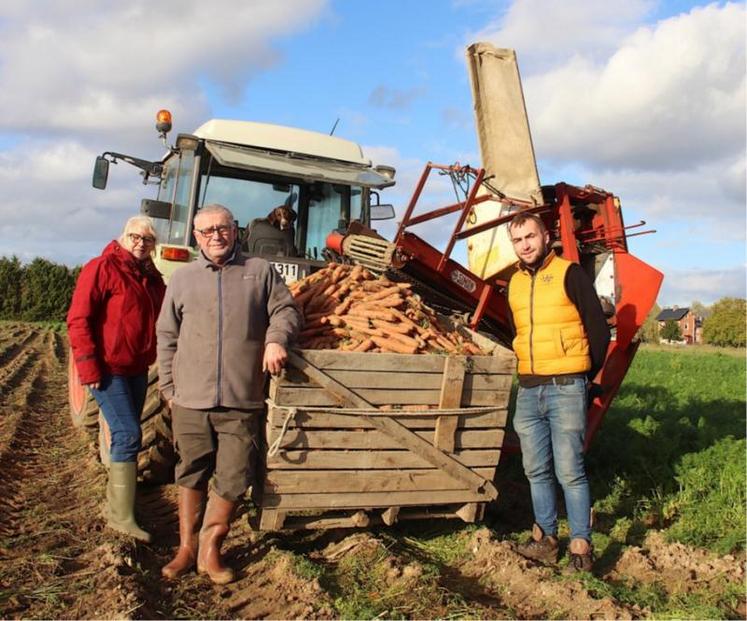 Chantal Prot (directrice), Yves Labiffe (président) et Benjamin Hervo (adhérent et maraîcher à Paluel-76) sur un chantier de récolte de carottes. Si le nombre d'adhérents à la Crimart est stabilisé, le renouvellement des générations reste une source d'inquiétude. De plus, « on ne trouve plus personne pour bosser ».