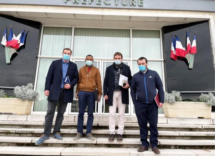 De gauche à doitre : Gilles Lievens, président de la chambre d’agriculture de l’Eure, Victor Delavoipière, coprésident des JA de l’Eure, Fabrice Moulard, président de la FNSEA 27 et Amaury Levesque,
secrétaire général de la FNSEA 27.