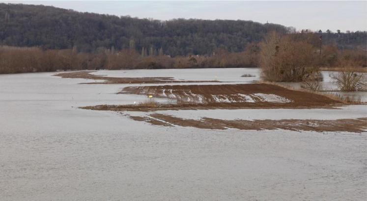 A la sortie de Courcelles-sur-Seine, seule la partie haute de cette parcelle reste visible. Il faudra de nombreuses semaines pour qu’elle se réessuie et envisager les premiers travaux du sol.