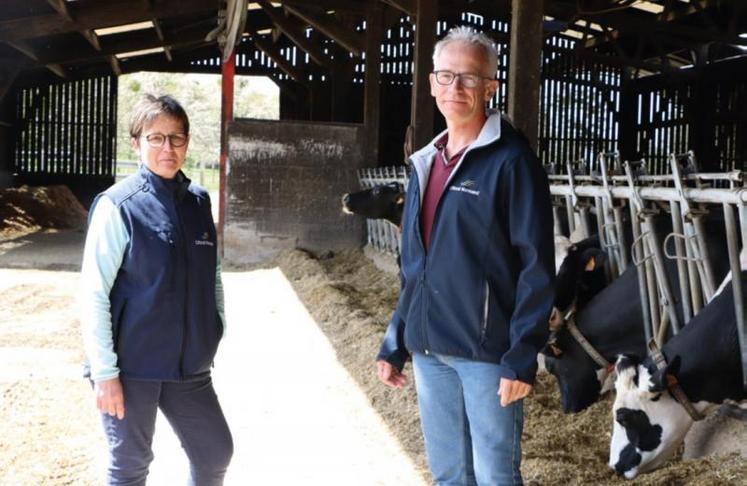 Anne-Marie Lebreton, éleveuse laitière à Cordey, dans le Calvados et Etienne Doligez, directeur technique adjoint à Littoral normand