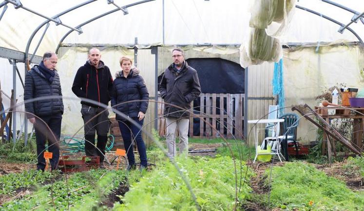 De gauche à droite : Rick Vandererven, directeur adjoint de
la DDTM, Christophe Caradec, agriculteur, Clotilde Eudier,
vice-président de la Région Normandie, Bruno Mourey,
responsable de l’antenne de la chambre d’agriculture de
Guichainville.