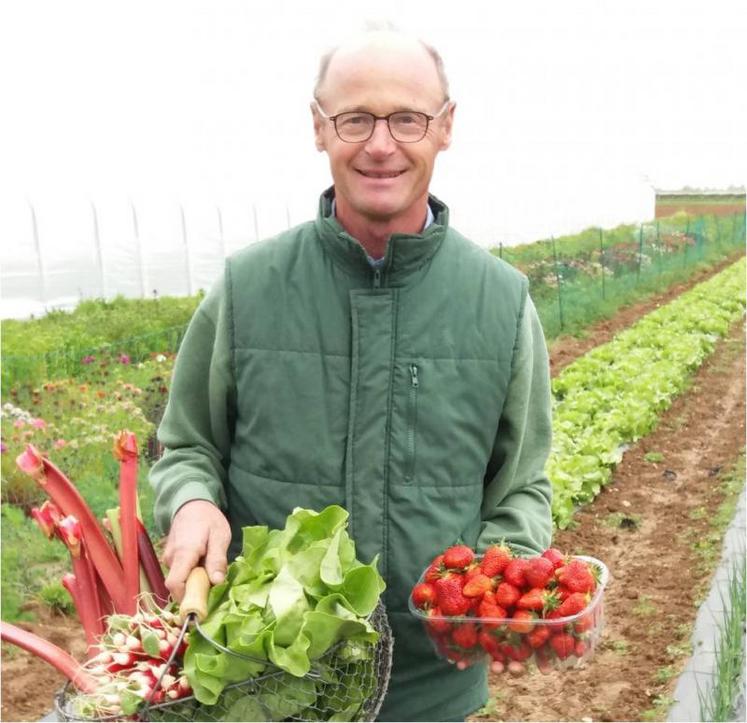 Patrick de Wever propose fruits et légumes à la cueillette, à Pithienville.