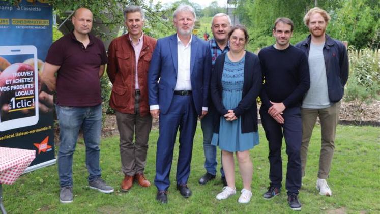 Des élus de l’agglomération Lisieux Normandie, l’éleveuse-hôte Noémie Champion et les équipes d’Okolo (à droite) ont présenté le fruit de leur collaboration, mardi 23 mai, dans le Pays d’Auge.