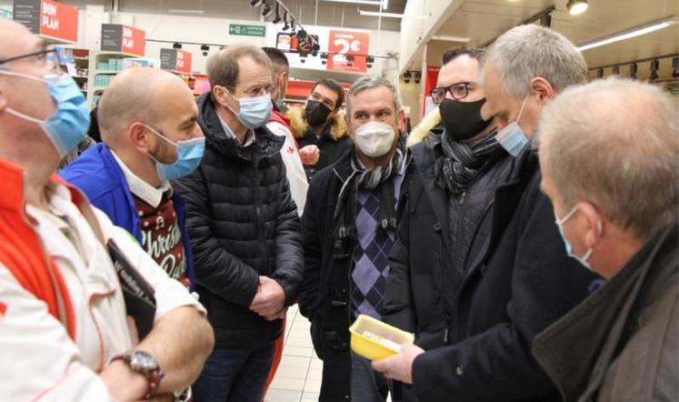 Le dialogue entre les responsables du rayon boucherie de Carrefour (à gauche) et la délégation des producteurs a été serein.