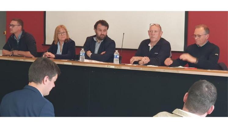 De gauche à droite : Christophe Chopin, co-président des JA 27 ; Anne-Laure Marteau, secrétaire générale de la Chambre 27 ; Amaury Levesque, président de la FNSEA 27 ; Stéphane Prévost, Vice-président de la FNSEA 27 ; Laurent Duclos, secrétaire général de la FNSEA 27