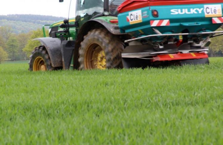 Certaines technologies issues du numérique, comme ici la
modulation azotée intra-parcellaire ou bien encore la robotisation
de la traite, ne datent pas d'hier.