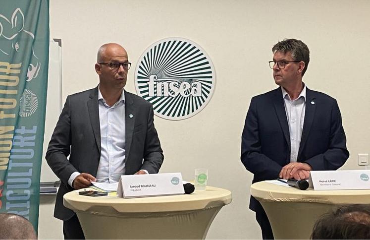 Arnaud Rousseau, président de la FNSEA et Hervé Lapie, secrétaire général de la FNSEA lors d'une conférence de presse le 31 août à Paris.