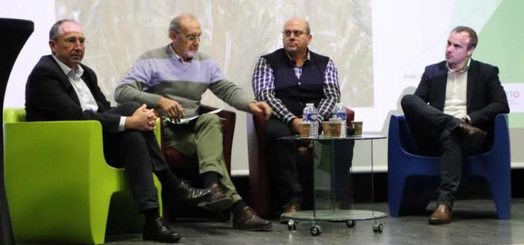 A la table ronde de la matinée, étaient présents (de gauche à droite) : Christian Delavaux, directeur général de Lunor, filiale de NatUp ;
Régis Chopin, vice-président de la commission Agro-PV des Chambres d'agriculture ; Jérôme Jullien, expert national en santé du végétal
à la Direction générale de l'alimentation (DGAL) ; Adrien Declercq, responsable de la collecte céréales chez Agrial.