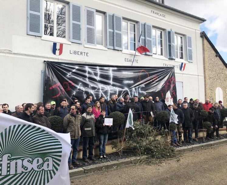 Manifestation devant la sous-préfecture des Andelys.