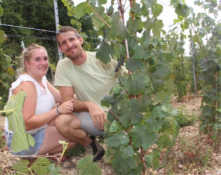 Delphine et Matt le 24 avril 2021 (photo de gauche) et le 1er septembre
2022 (photo de droite) : le sourire est toujours là.