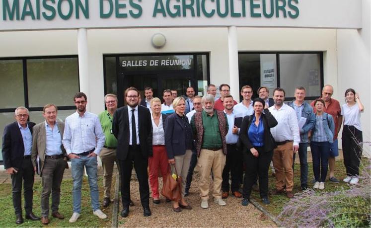 Carton presque plein ce lundi à Guichainville. Pour les élus locaux, l’agriculture et notamment l’élevage, reste une composante du dynamisme départemental. Les réponses entre les uns et les autres divergent parfois, mais l’écoute est attentive. Reste à transformer les bonnes intentions en actes concrets et palpables.