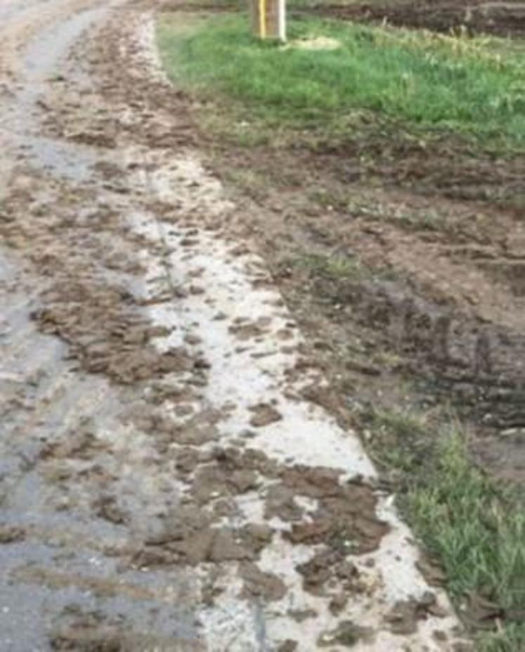 Les passages d'engins agricoles peuvent rendre les routes boueuses, donc glissantes et dangereuses, il faut signaler le chantier aux conducteurs et nettoyer la route après.