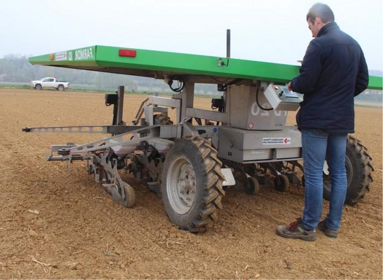 Le robot danois FarmDroid FD 20 est alimenté par des batteries
électriques rechargées à l'aide de panneaux solaires et pouvant assurer
jusqu'à 24 heures de fonctionnement.