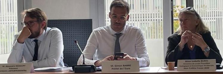 De gauche à droite : Alexandre Rassaert, président du conseil départemental, Simon Babre, préfet et Isabelle Burel, directrice de projet TEET.