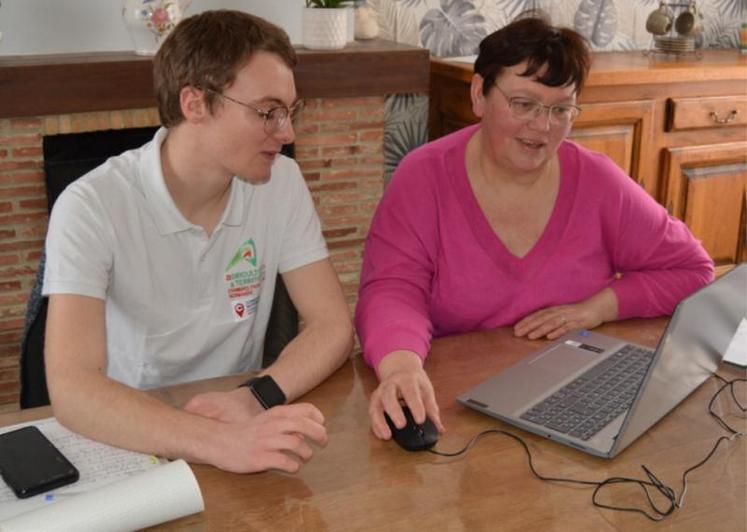Alexis Dautresire, conseiller numérique à la Chambre, accompagne Nathalie Mainnemarre, agricultrice a Ménonval, dans sa compréhension et la parfaite maîtrise d'un logiciel de gestion comptable.