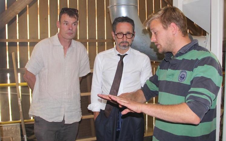 Gilles Lievens (président de la Chambre d’agriculture) et Jérôme Filippini attentifs aux explications de Marius Bernard. A terme, l’objectif de la SCEA est de faire tourner l’outil toute l’année.