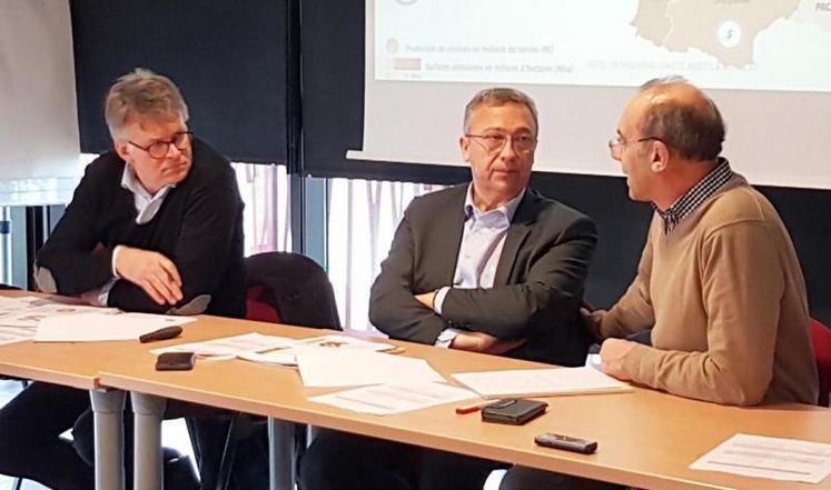 A gauche, Philippe Heuzele, au centre, Eric Thirouin et à droite : Régis Chopin.