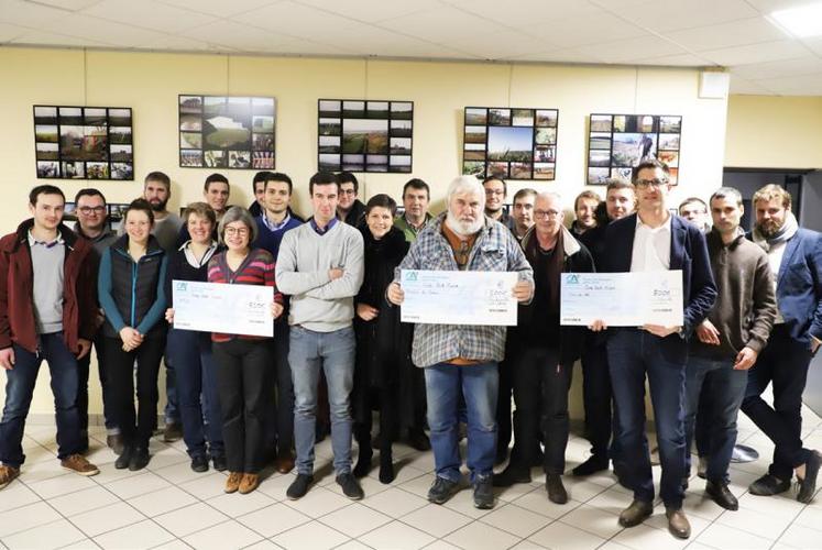 « Les JA participants à l’opération ont remis trois chèques à l’Atex, les Restos du coeur et sacs de blé – Saint-Gabriel solidarité ».