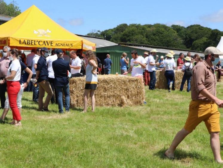 Les Prairiales 2021 ont accueilli 900 visiteurs sur le site de la ferme expérimentale de Blanche maison à Pont-Hébert (50) Une des premières grandes manifestations autorisées depuis le confinement.