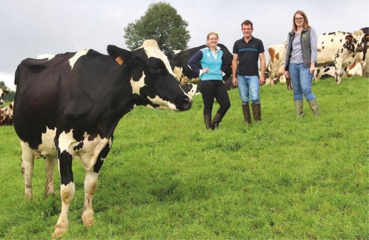 Caroline George au côté de Franck et Elodie Herel, producteurs de lait à Montbray (50). « Valoriser nos vaches de réforme sous contrat n’a rien changé à notre système et la plus-value est d’environ 80 e pour une Normande et 70 e pour une Prim’Holstein. C’est une façon de valoriser encore mieux l’herbe ».